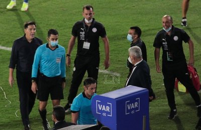 Así analizó el VAR el penal de Arzamendia ante Colombia