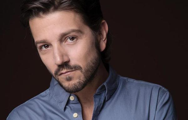 El mexicano Diego Luna es el Premio de Honor de los Premios Platino