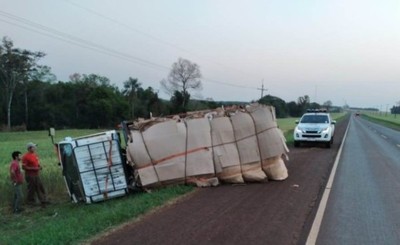 Reventón de neumático provoca vuelco de camión