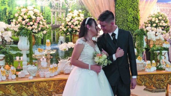 Parejita de mbeju pro-boda no se separó: "Le hackearon su Facebook"