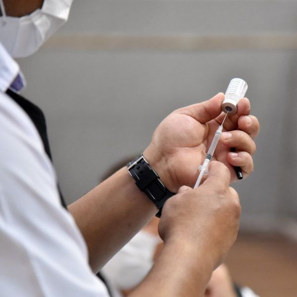 Calculan autorizar tercera dosis, se aplicaría recién a fines de año