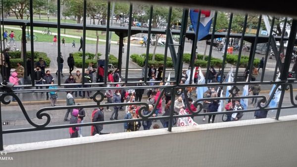 Ciudadanos se manifiestan ante el Consulado en Rosario
