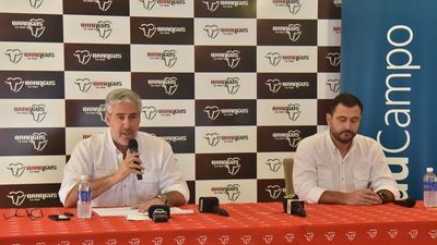 En  Brangus miran con gran entusiasmo Expo Ganadera