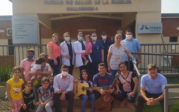 Al ritmo de «Color de Esperanza» recibieron al nuevo equipo de salud de Mallorquín.