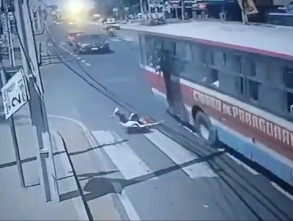 Joven asaltada cayó de un bus y pelea por su vida en el Hospital de Trauma · Radio Monumental 1080 AM