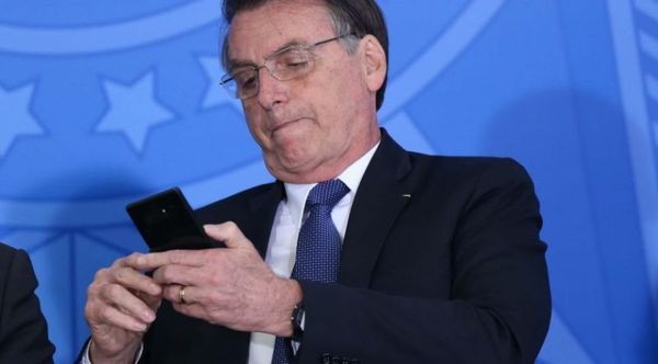 Bolsonaro firma decreto para limitar poder moderador de las redes sociales