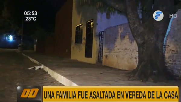 Familia salió a tomar tereré en la vereda y fue asaltada
