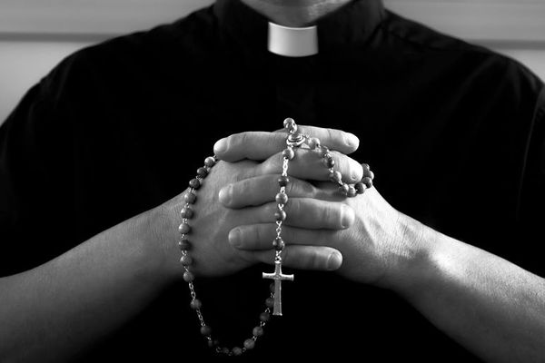 Polémico obispo español se enamora de escritora sobre satanismo y deja cargo - Mundo - ABC Color