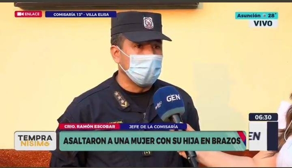 Diario HOY | Ramón Escobar, jefe de la Comisaría 13° Villa Elisa, sobre as alto a una mujer con su bebé en brazos