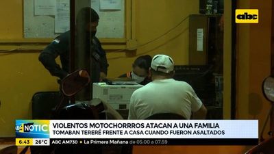 Violentos motochorros asaltan a una familia que tomaba tereré en la vereda - ABC Noticias - ABC Color