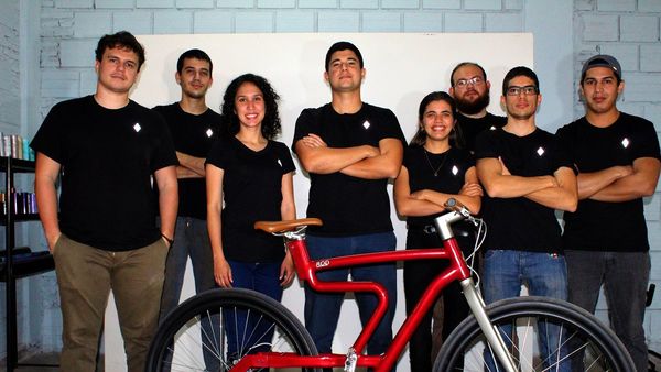 Jóvenes lanzan bicicletas eléctricas para Estados Unidos