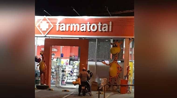 Diario HOY | Motochorros asaltan farmacia: se llevan dinero, preservativos y un enorme peluche