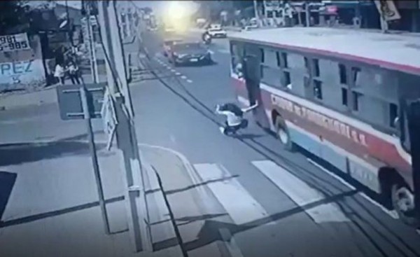 Médicos se aferran a la fe tras cirugía de joven que cayó de colectivo