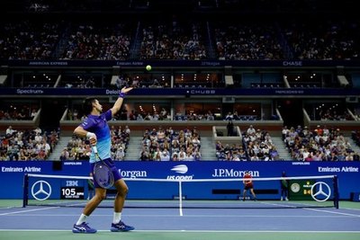 Djokovic superó una dura prueba y está a tres partidos de hacer historia