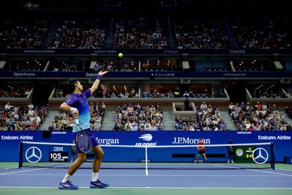 Djokovic superó una dura prueba y está a tres partidos de hacer historia