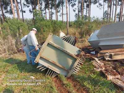 Roban COBRE de tres REGULADORES de voltaje de la ANDE