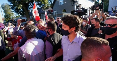 La Nación / Lanzan piedras al primer ministro de Canadá en acto de campaña