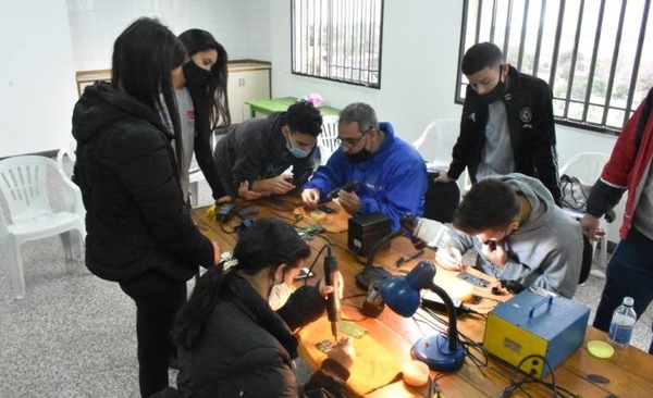 Diario HOY | Brindan capacitación a pobladores mediante el proyecto “Chacarita crece”