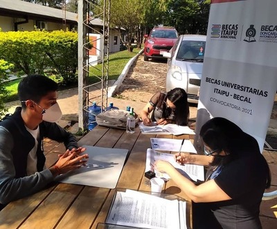 Universitarios becados ya recibirán ayuda económica - La Clave