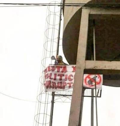Protesta contra POLÍTICOS CORRUPTOS desde la cima de un tanque