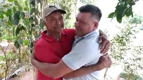 Emotivo encuentro entre padre e hijo después de 45 años