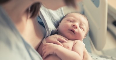 Mujer fue intercambiada por otra niña al nacer debido a “error humano”: Ahora exige 3.5 millones dólares como compensación - SNT
