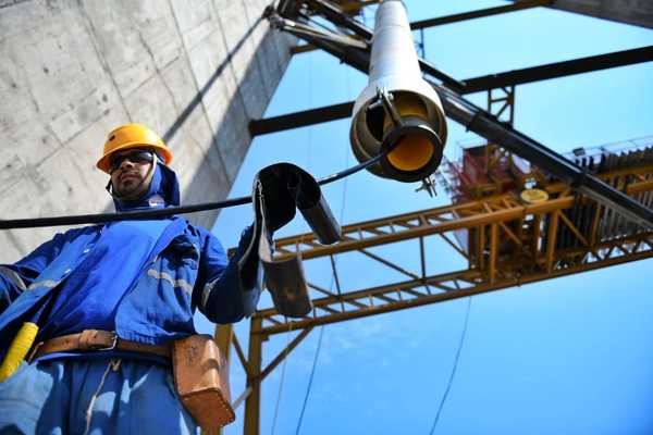 Colocan los PRIMEROS CABOS que sostendrán el SEGUNDO PUENTE