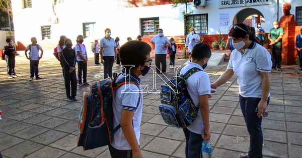 La Nación / Padres exigen que docentes no vacunados estén fuera de las aulas