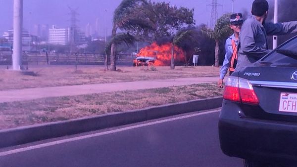 Vehículo se incendia en la Costanera de Asunción - Nacionales - ABC Color