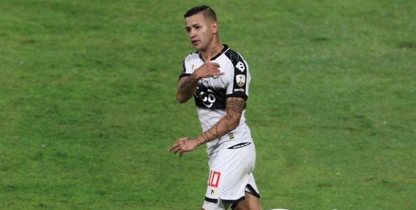 Derlis González visitó a su amigo Soteldo y le regaló una camiseta de Olimpia
