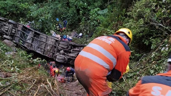 En Bolivia cayó un ómnibus por un precipicio, dejando como saldo 23 muertos y 13 heridos - Megacadena — Últimas Noticias de Paraguay
