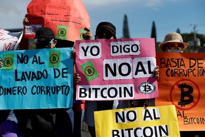 La caída del precio y una protesta marcan la puesta en marcha del bitcóin en El Salvador - MarketData