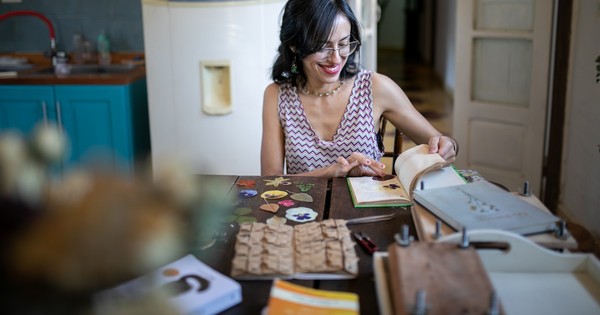 La Nación / Emprendedores LN: apasionada por el arte y la botánica, crea piezas con flores y hojas frescas prensadas