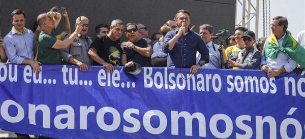 Bolsonaro arenga a multitud y asegura que Brasil escribe