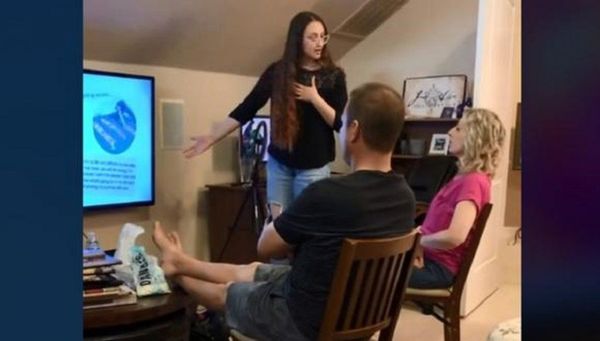Joven contó a sus padres que era stripper por medio de una presentación de PowerPoint (VIDEO)