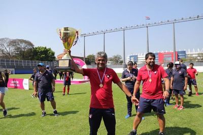 Bicampeón en su primera experiencia como DT de un equipo femenino - Cerro Porteño - ABC Color
