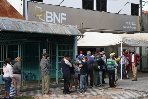 Crónica / Abuelitos denuncian que cajeros del BNF le roban plata