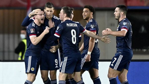 Escocia mantiene vivo su sueño mundialista
