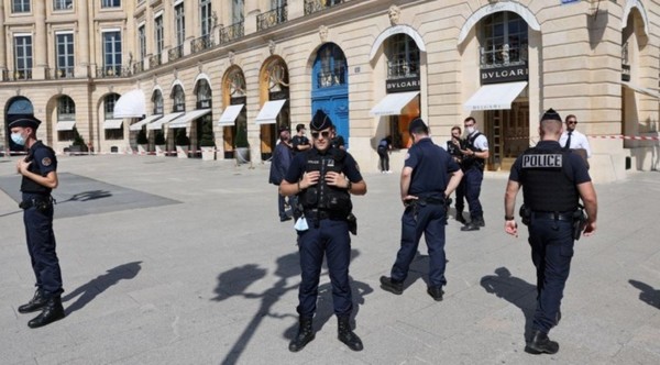 Roban al menos 12 millones de dólares en joyas en París