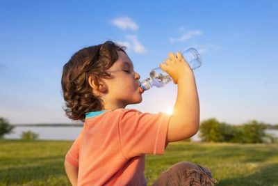 Instan a los padres a hidratar a los niños ante ola de calor