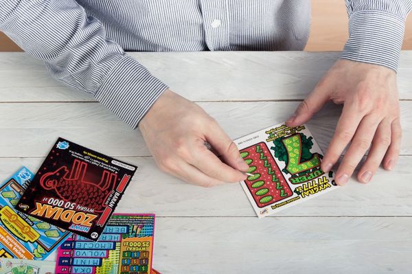 Gracias a la “voz en su cabeza” que le aconsejó jugar a la lotería ganó 100 mil dólares