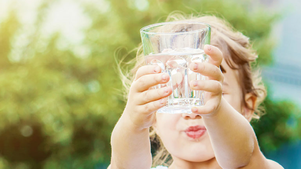 Advierten sobre efectos de calor intenso en la salud de niños y niñas
