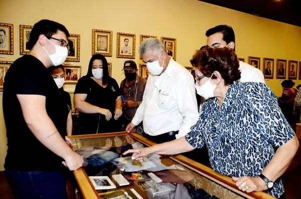 Familiares del fallecido diputado Robert Acevedo donan a museo sus objetos personales - Nacionales - ABC Color