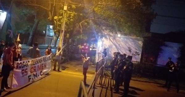 La Nación / Riera denuncia a federación campesina ante escraches frente a su vivienda