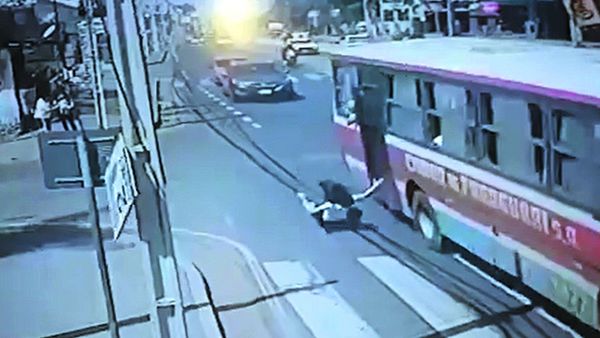Encomendaron a la Virgen de Caacupé a joven que cayó del micro