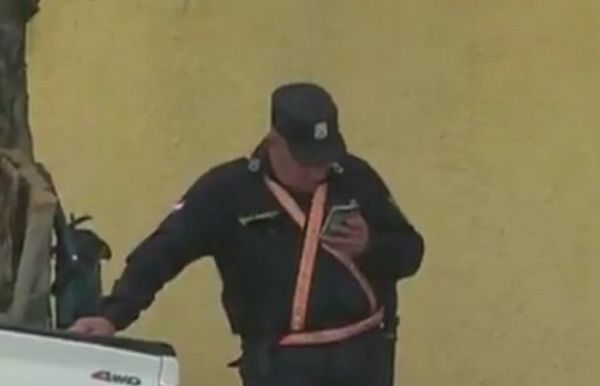 Captan a policías chateando en plena ola de inseguridad