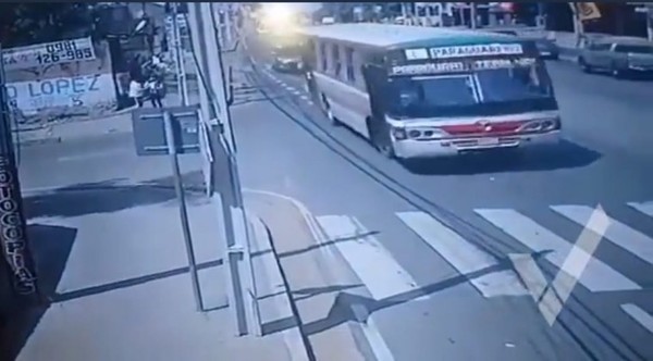 Pasajera que se arrojó de bus está grave: imputan a ladrón y a chofer