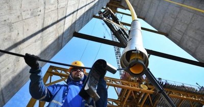 La Nación / Instalan cabos que sostendrán calzada de Puente de Integración