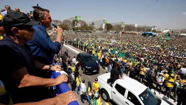 Bolsonaro saca músculo en marchas y amenaza a la Corte Suprema