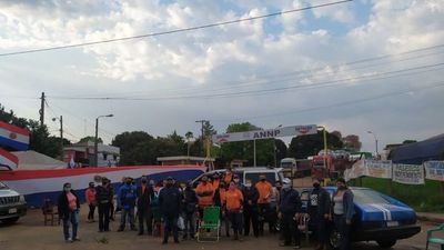 Cierran el acceso al puerto de  Encarnación para exigir  subsidios